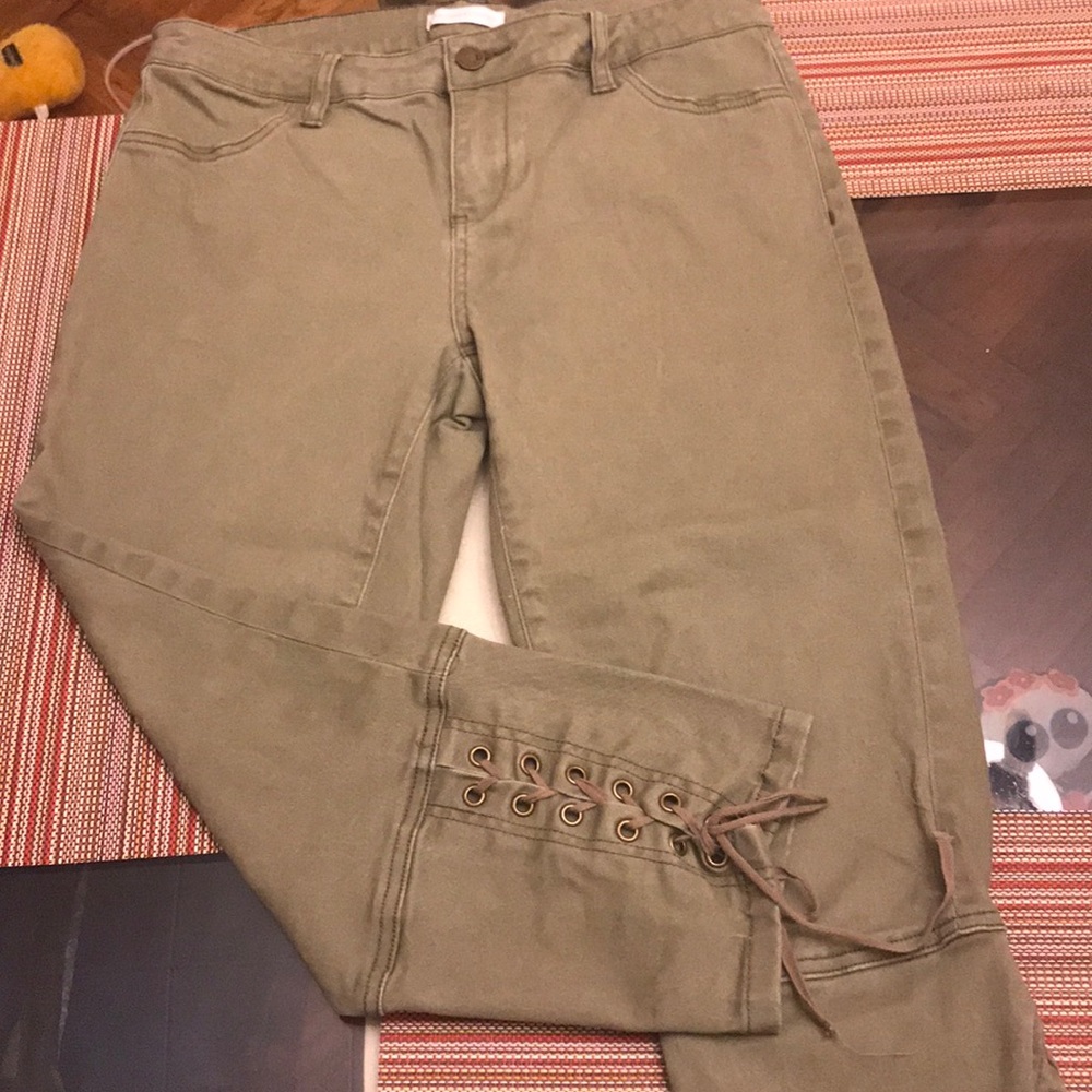 Crop pants in olive green